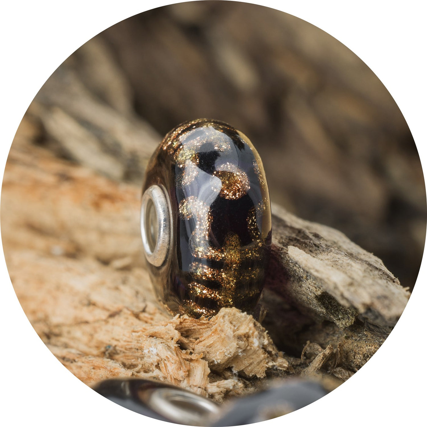 Tmavě fialová noc, přívěsek